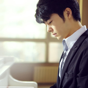 大胸妹子脱光衣服被操
