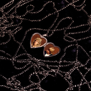 大胸妹子脱光衣服被操
